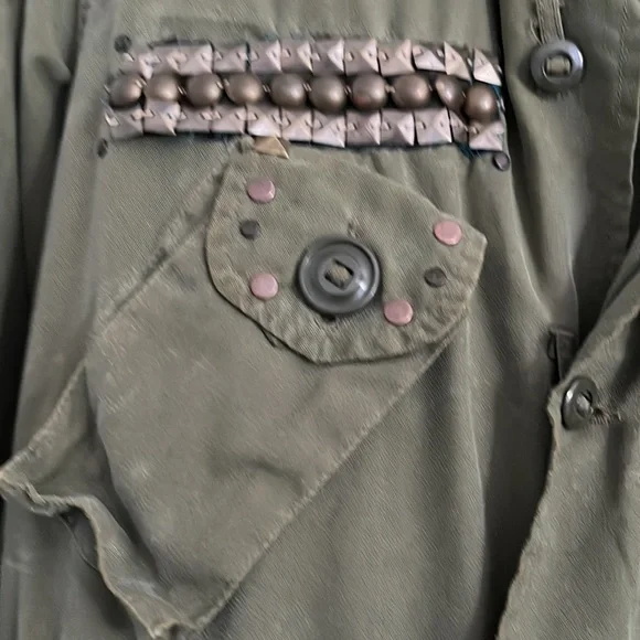 Gorgeous army jacket with patches and grommets and detail galore! Lots Pockets